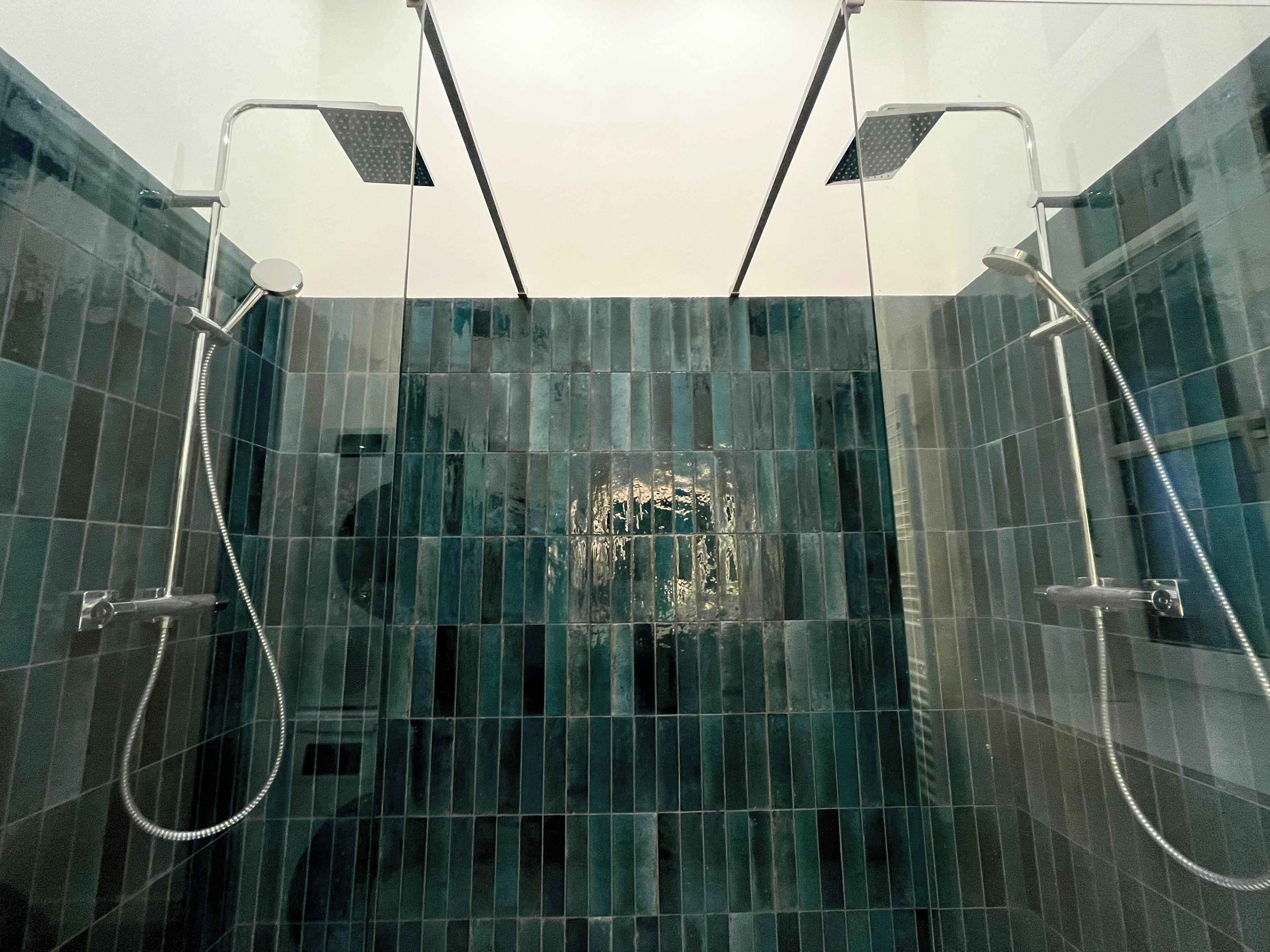 Douche, sèche-cheveux, serviettes fournies