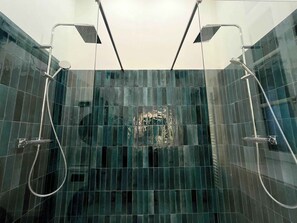 Douche, sèche-cheveux, serviettes fournies