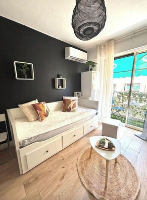 Iron/ironing board, WiFi - Charming studio for two with balcony in Antibes. (Antibes)