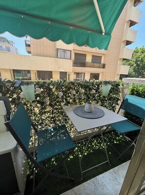 Outdoor dining - Charming studio for two with balcony in Antibes. (Antibes)