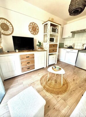 Interior - Charming studio for two with balcony in Antibes. (Antibes)