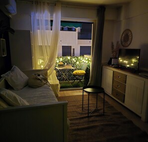 Iron/ironing board, WiFi - Charming studio for two with balcony in Antibes. (Antibes)