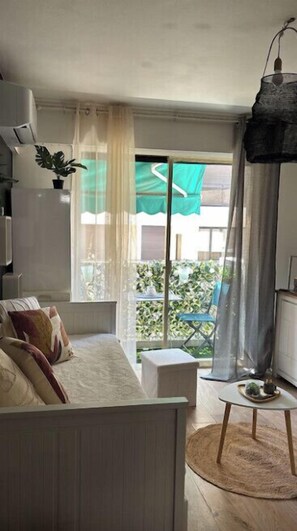 TV - Charming studio for two with balcony in Antibes. (Antibes)