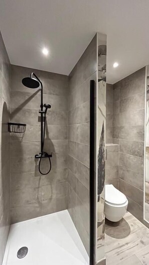 Douche, serviettes fournies, savon, shampoing