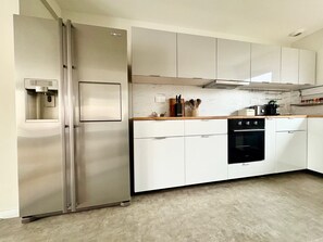 Fridge, microwave, oven, dishwasher - Bright house in Lampertheim: calm and comfort (Lampertheim)