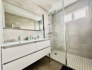 Een douche, een haardroger, handdoeken