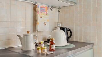 Geladeira, lava-louças, torradeira