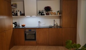 Coffee/tea maker, fridge, oven, dishwasher - Apartment near Sacré-Cœur (Paris)