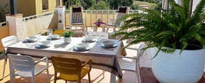 Outdoor dining - Spacious and bright with large terrace. Ságaró (Costa Brava) (El Vilar d'Aro)