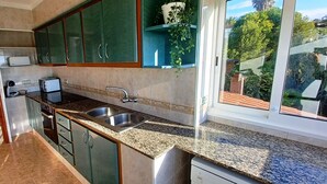 Coffee/tea maker, fridge, microwave, oven - Spacious and bright with large terrace. Ságaró (Costa Brava) (El Vilar d'Aro)