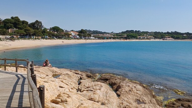 A coastal beach scene with a wooden pier leading to rocky shores. - Spacious and bright with large terrace. Ságaró (Costa Brava) (El Vilar d'Aro)