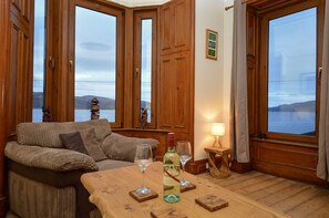 Smart TV, fireplace - Secret Coast Getaway -  Seaview apartment that sleeps 6 guests  in 3 bedrooms (Tighnabruaich)
