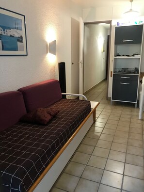 1 bedroom, iron/ironing board, bed sheets - T2 30m2 ground floor with small terrace ideal for families (Le Barcarès)