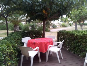 Outdoor dining - T2 30m2 ground floor with small terrace ideal for families (Le Barcarès)