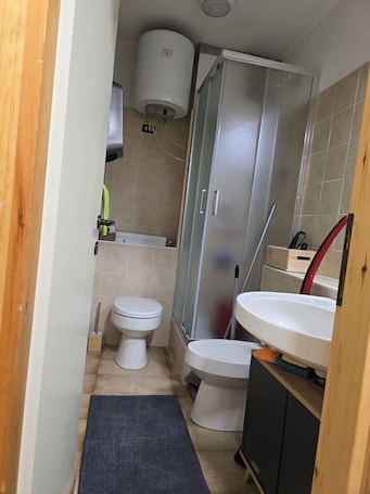 Comfort Apartment | Bathroom. Le case di reno