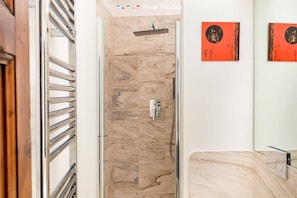 Shower, bidet - A country where you can breathe culture and exclusivity needs a house where the sensations are the same. Vicolo 14 is your perfect holiday home, located in the historic center of Sarzana, a few steps from the best bars and restaurants of this town where  (Sarzana)