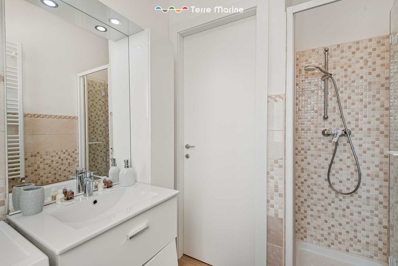 Dusche, Bidet, Handtücher, Toilettenpapier