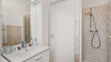 Dusche, Bidet, Handtücher, Toilettenpapier