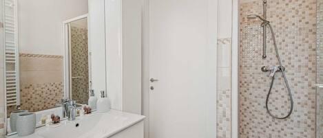 Bruser, bidet, håndklæder, Toiletpapir