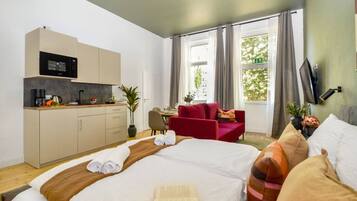 Bureau, fer et planche à repasser, lit de bébé portatif, Wi-Fi