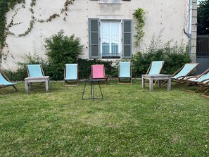 Terrace/patio - Unique holiday home, 15p, 7 bedr / 6 bathr, 5★, in charming village in Burgundy (Aignay-le-Duc)