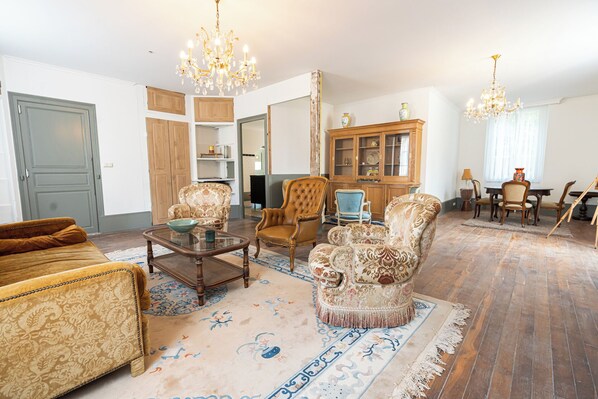 TV - Unique holiday home, 15p, 7 bedr / 6 bathr, 5★, in charming village in Burgundy (Aignay-le-Duc)