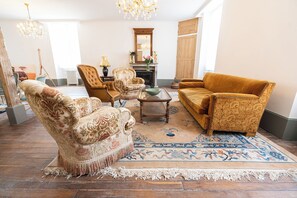 TV - Unique holiday home, 15p, 7 bedr / 6 bathr, 5★, in charming village in Burgundy (Aignay-le-Duc)