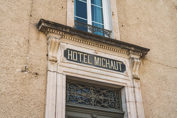 Exterior detail - Unique holiday home, 15p, 7 bedr / 6 bathr, 5★, in charming village in Burgundy (Aignay-le-Duc)
