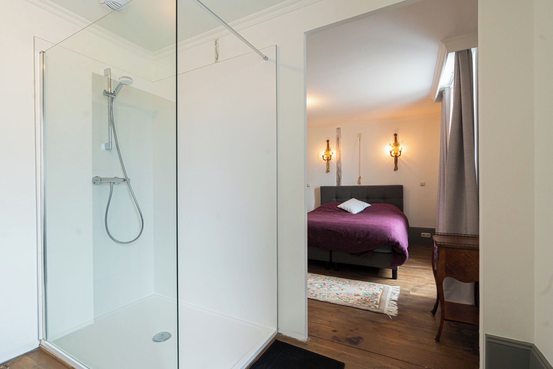 Douche, sèche-cheveux, serviettes fournies, savon