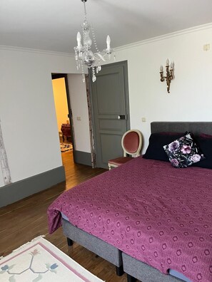 7 slaapkamers, een strijkplank/strijkijzer, internet, beddengoed