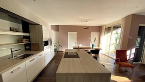Wasserkocher mit Kaffee-/Teezubehör, Kühlschrank, Ofen, Herdplatte