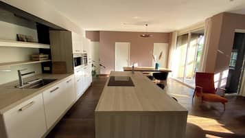 Frigorifero, forno, piano cottura, lavastoviglie