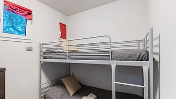 2 bedrooms, iron/ironing board, travel cot, free WiFi