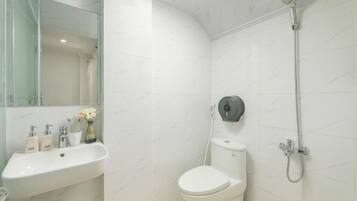 Kostenlose Toilettenartikel, Seife, Shampoo, Toilettenpapier