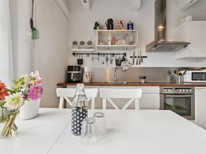 Kühlschrank, Mikrowelle, Ofen, Geschirrspüler