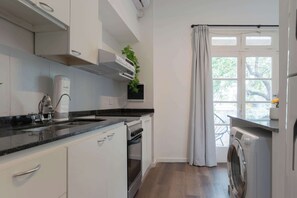 Frigorífic, microones, placa de cuina i torradora