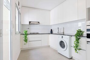 ثلاجة، ميكروويف، فرن، موقد طهي مسطح