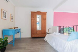4 slaapkamers, een bureau, een strijkplank/strijkijzer, reisbedje