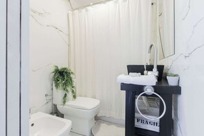 Shower, hair dryer, towels, shampoo - MOT Rentals + 4Bd with Terrace, Pool & BBQ in La Rural (Buenos Aires)