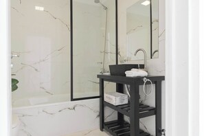 Shower, hair dryer, towels, shampoo - MOT Rentals + 4Bd with Terrace, Pool & BBQ in La Rural (Buenos Aires)