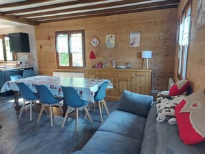 TV, fireplace - Ô Slopeside chalet in the heart of the Alps (Prémanon)