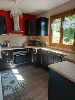 Jääkaappi, mikroaaltouuni, uuni, astianpesukone