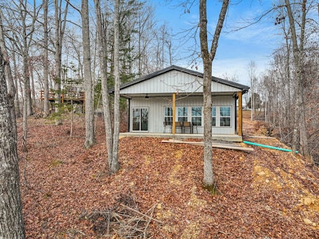 Exterior. Cozy 2-Bedroom Cabin Overlooking Beautiful Lake Cumberland