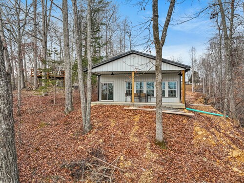 Cozy 2-Bedroom Cabin Overlooking Beautiful Lake Cumberland