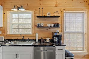 Microondas, horno, placa de cocina y lavavajillas