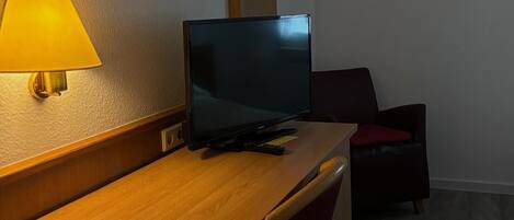 Standard Double or Twin Room, Courtyard View | Interior