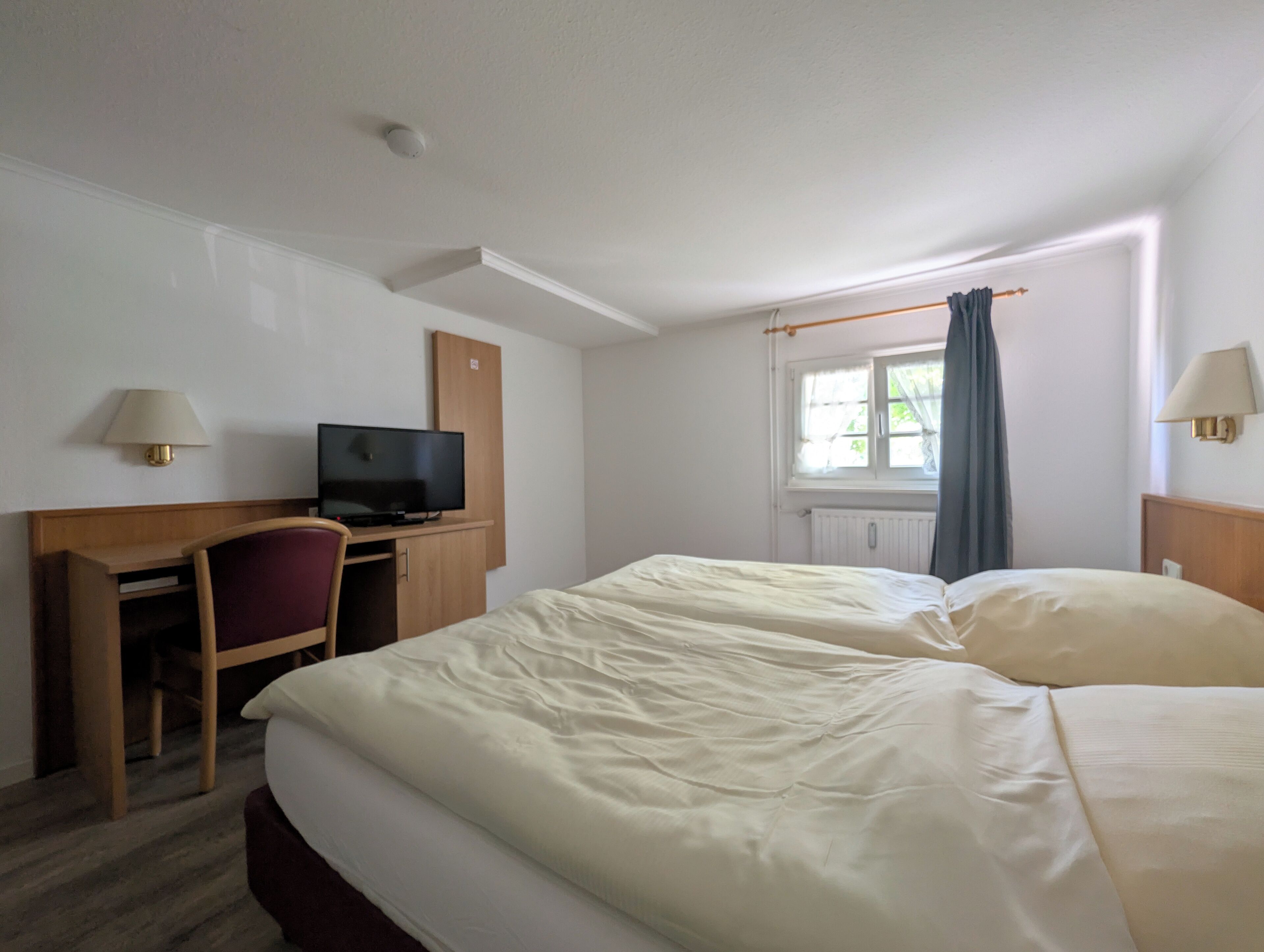 Standard-Doppel- oder -Zweibettzimmer, Blick auf den Innenhof | Laptopgeeigneter Arbeitsplatz, kostenloses WLAN