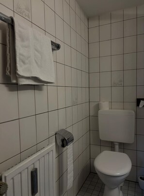 Standard Double or Twin Room, Courtyard View | Bilik Mandi | Pancuran mandi, tuala disediakan, sabun, tisu tandas 