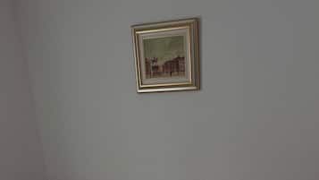 Standard-Einzelzimmer, Blick auf den Innenhof | Laptopgeeigneter Arbeitsplatz, kostenloses WLAN