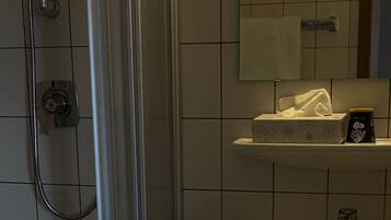 Standard-Doppel- oder -Zweibettzimmer, Blick auf den Innenhof | Badezimmer | Dusche, HandtĂŒcher, Seife, Toilettenpapier